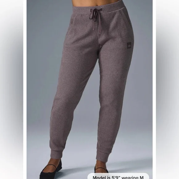 ALO Yoga Muse sweatpant in raisinette Heather - Picture 2 of 5